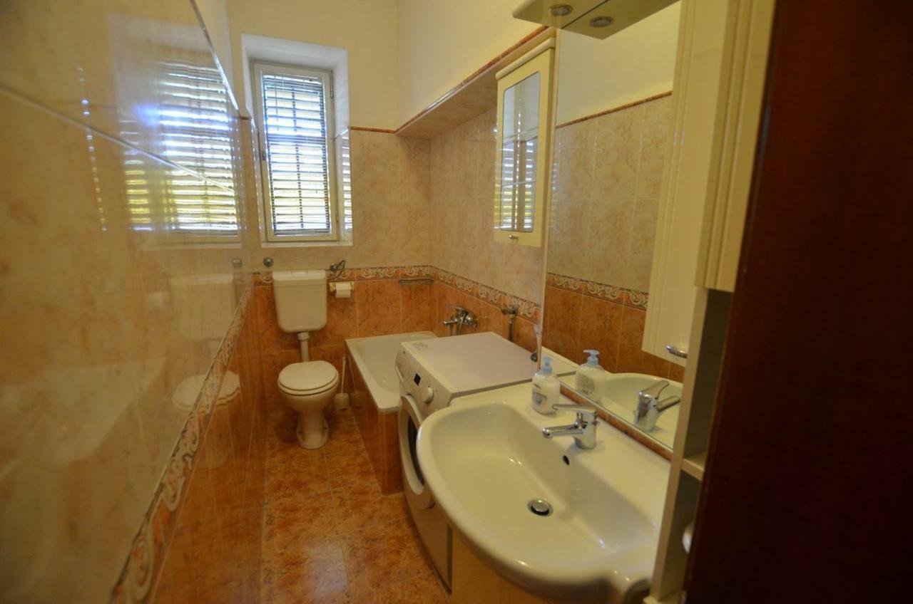 Yulia Apartments Ровинь Экстерьер фото