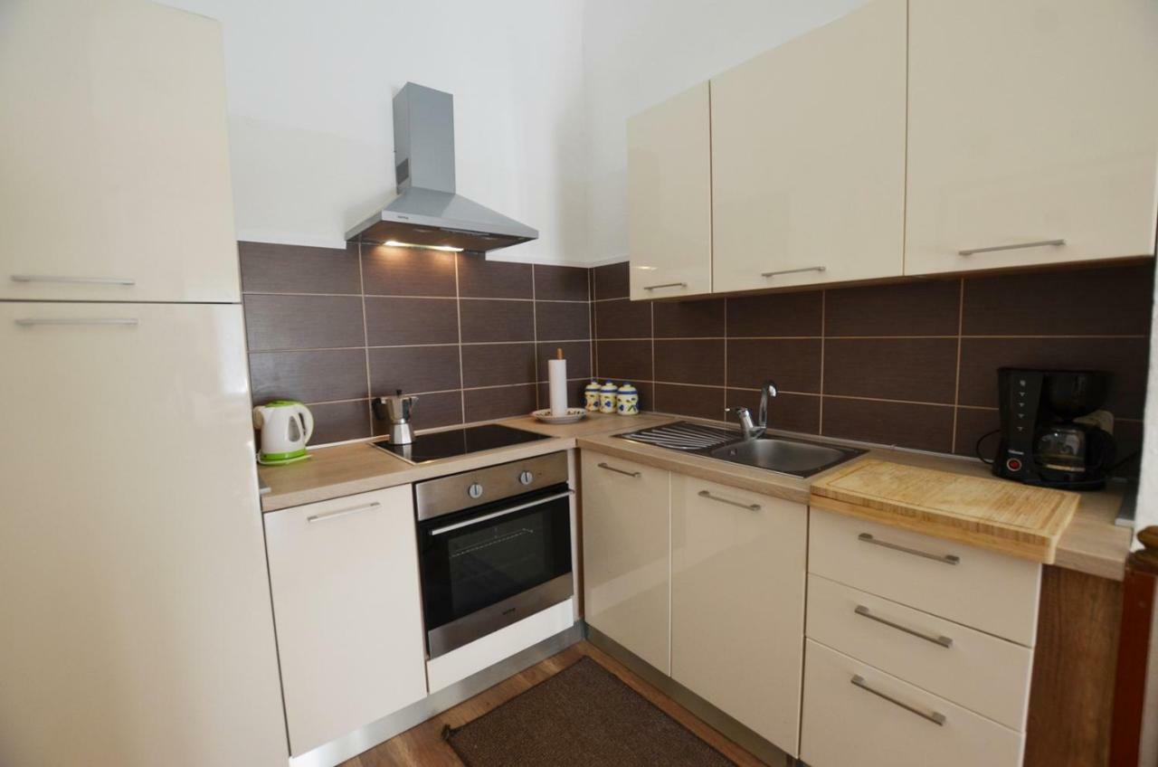Yulia Apartments Ровинь Экстерьер фото