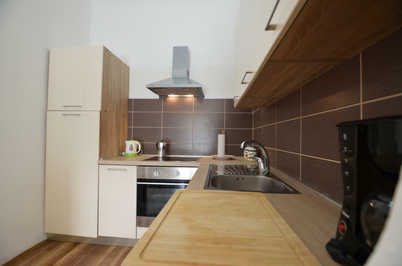 Yulia Apartments Ровинь Экстерьер фото